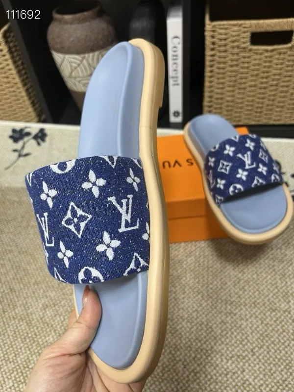 P320💰[New model] Long-term availability, 2025 new model, couple model [LOUlS VUlTTON] comes with drawer box, bag, card, invoice "Louis Vuitton ~ unique modern sandals. 》LV counter purchasing 🏃Men's and women's casual slippers, sold at the same time at the counter, the original old flower material upper is soft and comfortable, (refuses to discolor and rub the feet) sole: original factory special combination original sole, code number: 35--46 4 multiple colors 🉑️ to choose from